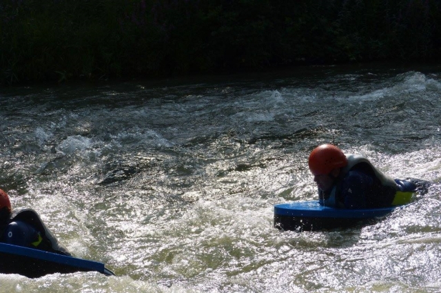  Freunde auf Hydrospeed-Boards 